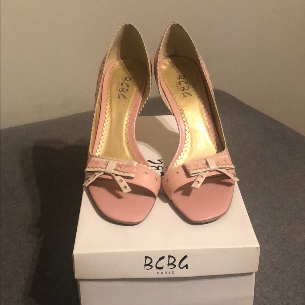 BCBG rosee /cream heels